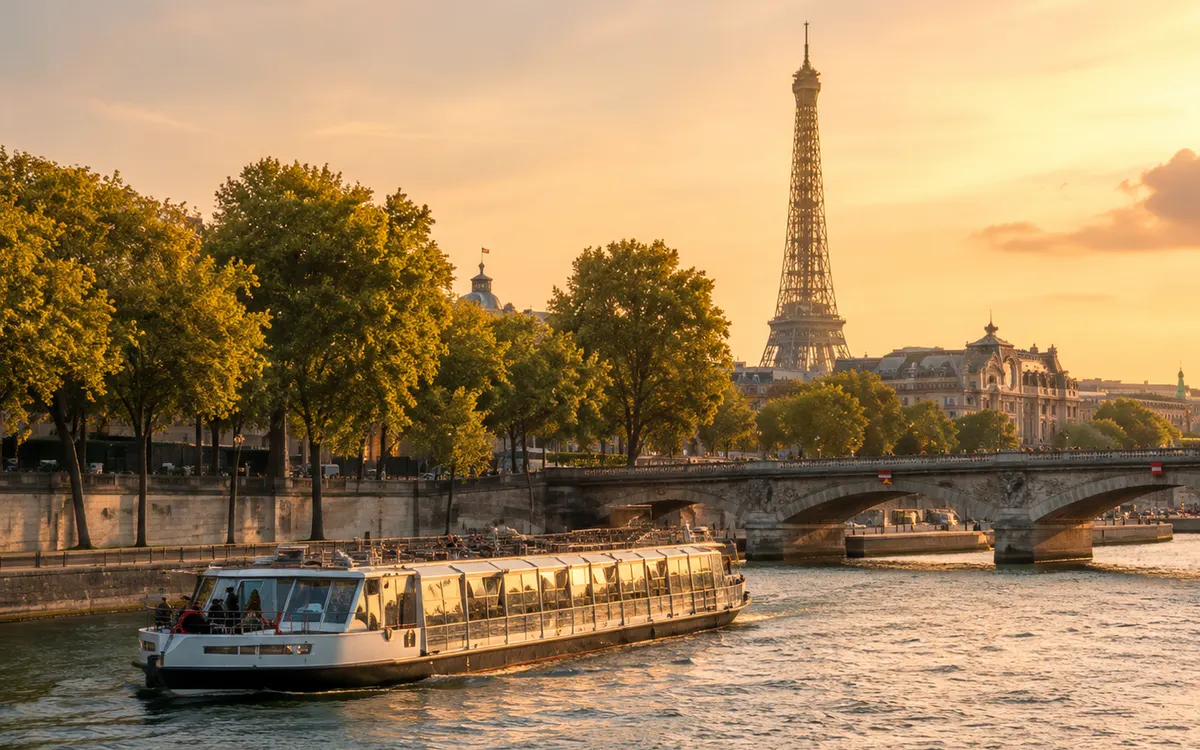 Barco de pasajeros navegando por el Sena con la Torre Eiffel al fondo