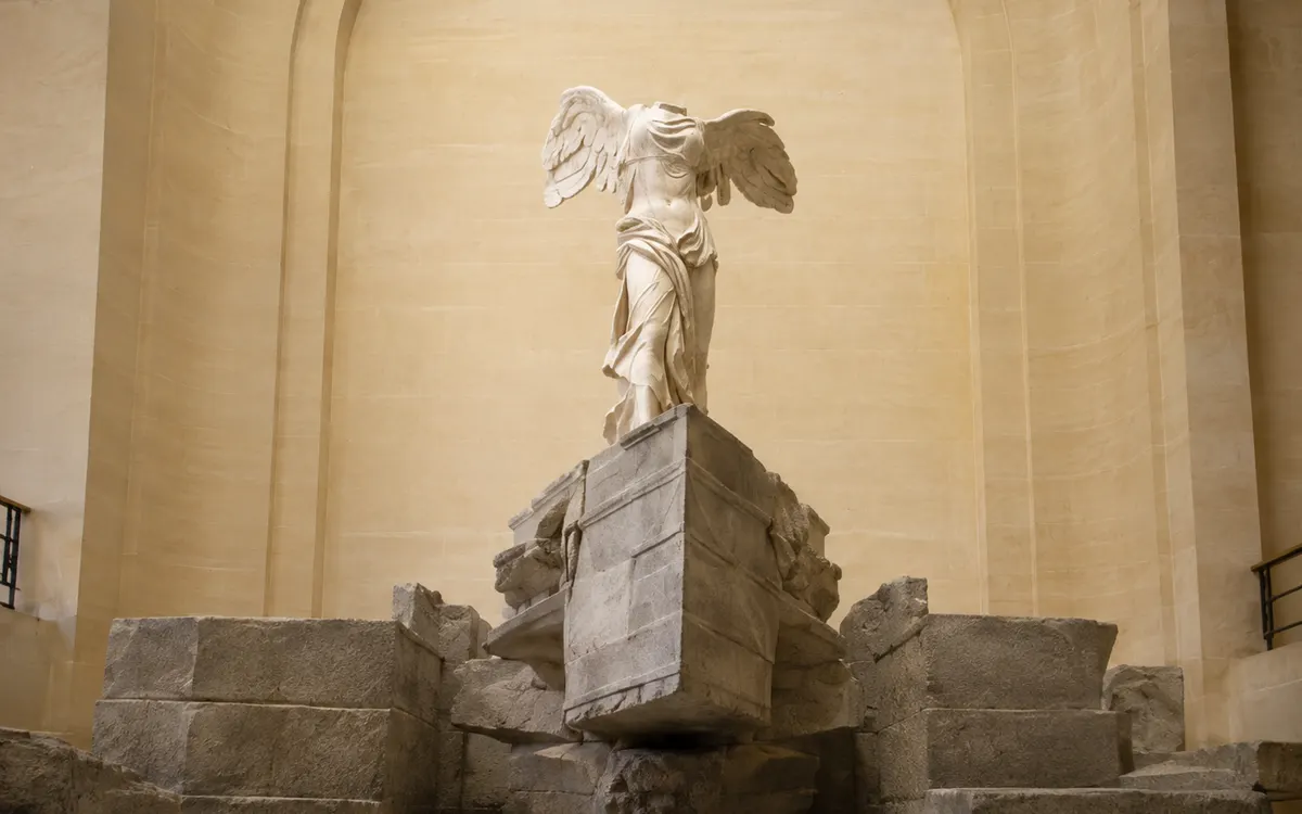La Victoria de Samotracia en la escalera Daru del Museo del Louvre